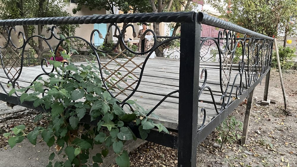Топчан крепким металлокаркасом и коваными элементами