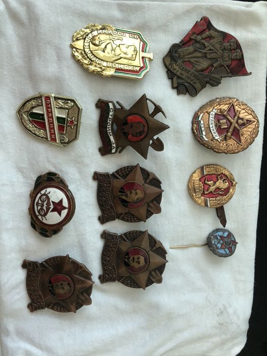 Лот нагръдни соц знаци