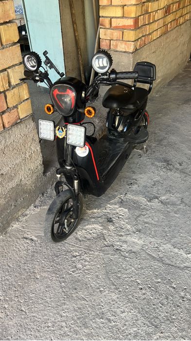 Продается электроскутер ск8