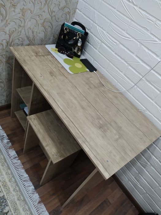 Деловой столь с табуреткой