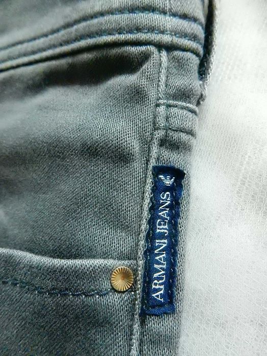 Blugi Armani Jeans. Marime 28, vezi dimensiuni. Impecabili, ca noi.