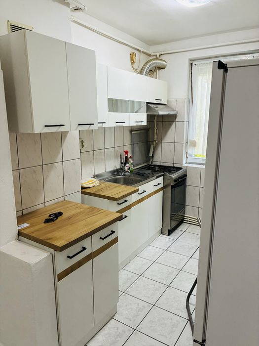 Inchiriez apartament cu 3 camere-Central