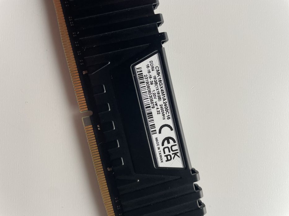 • RAM • Corsair • 16gb •