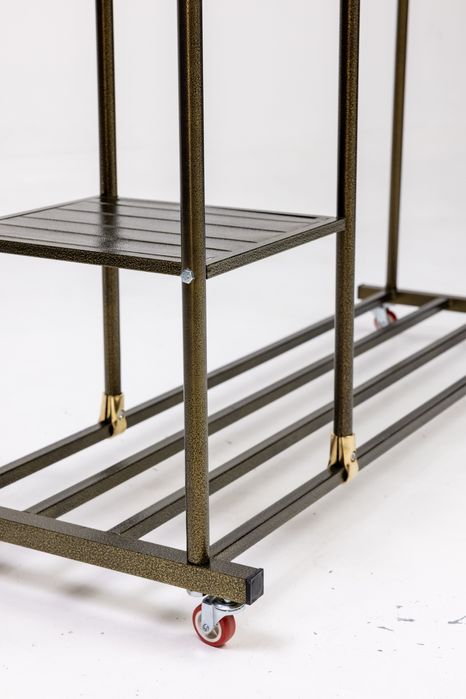 Металлическая вешалка для одежды