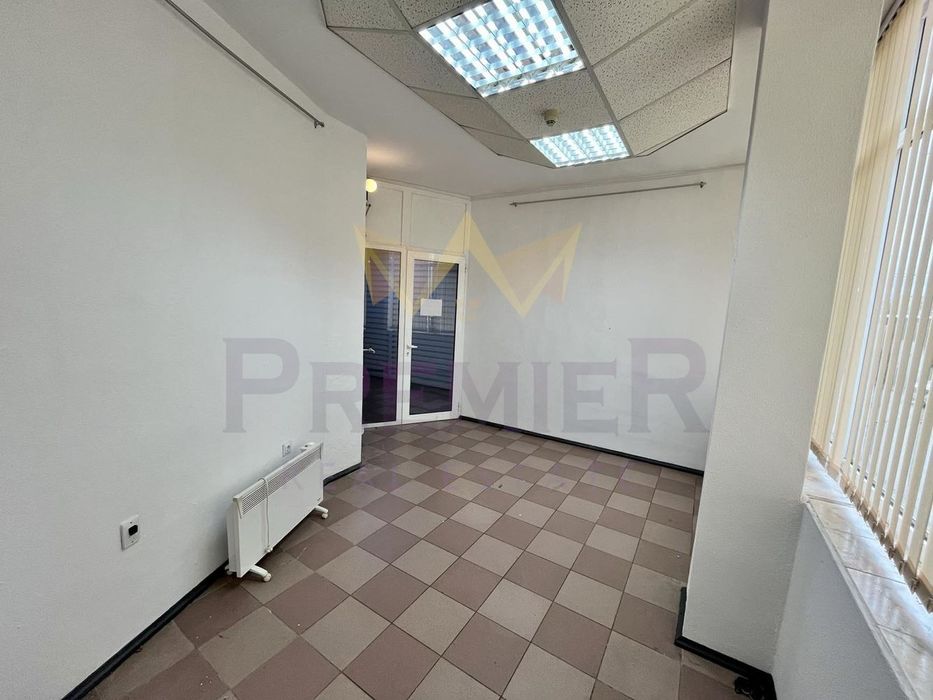Продава се Магазин в Добрич, Център - 18 кв.м за 1389 €/кв.м - Снимка #3