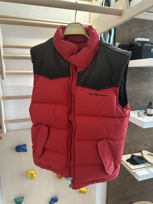 Продавам елек Peak Performance