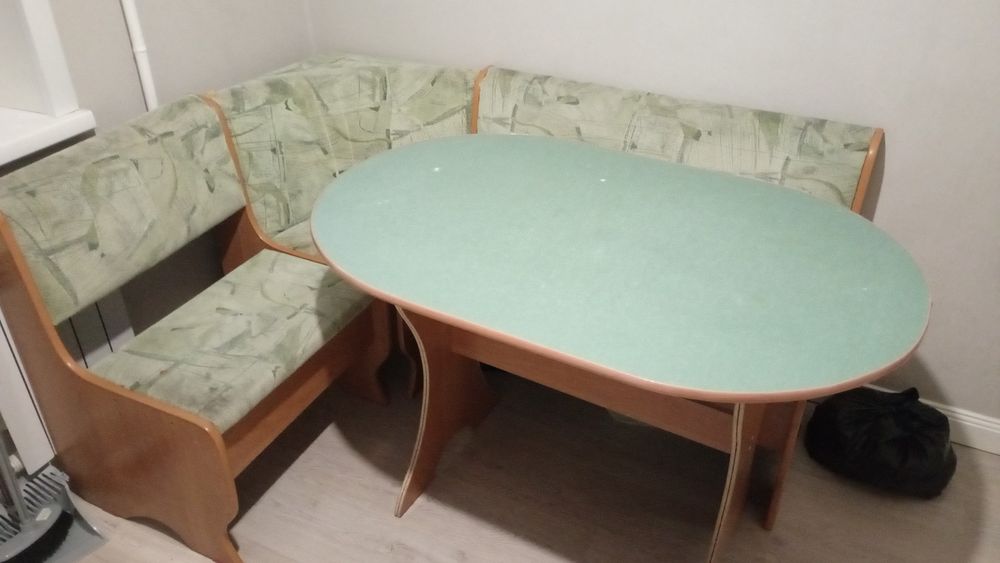 Продам угловой диван со столом