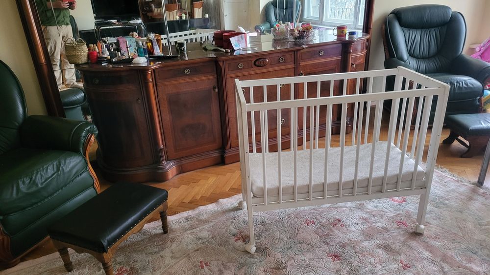 Луксозно запазено детско бебешко дървено легло