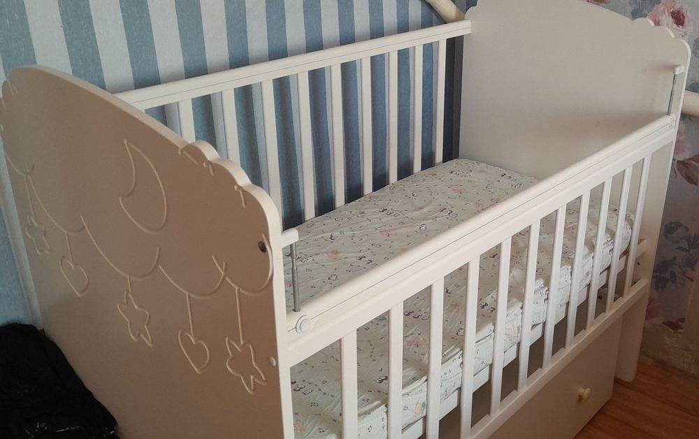 Детская кроватка с маятником