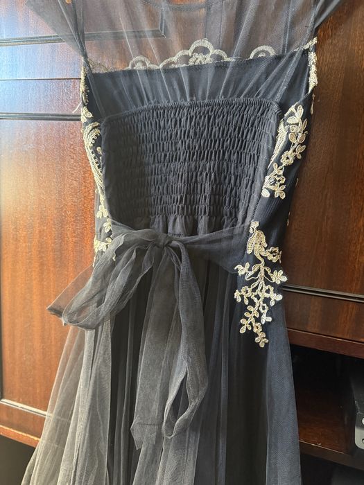 Елегантна черна рокля с бродерия