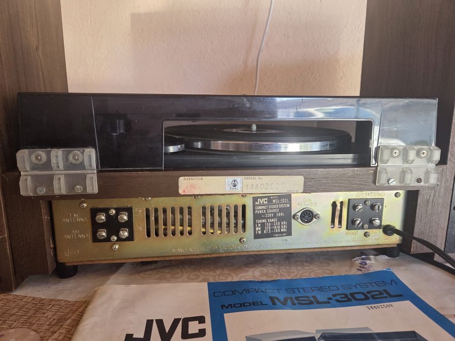 Vând pick-un cu radio JVC