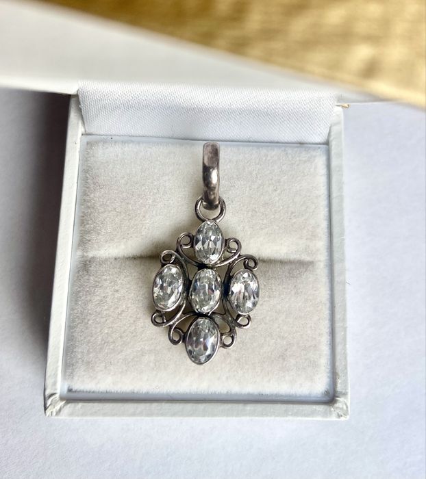 Pandantiv din argint cu pietre