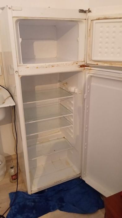Продам холодильник и раскладушку