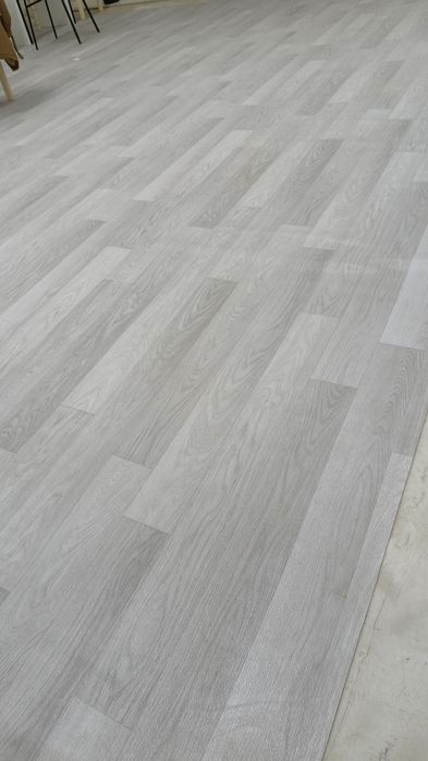 Стол стулья кушетка