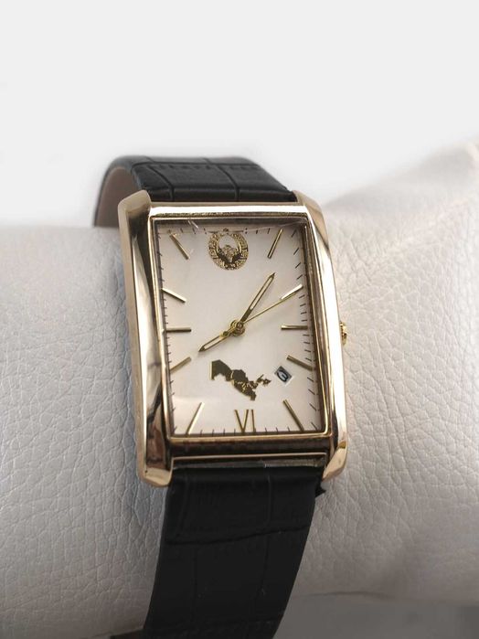 Erkaklar soati.  Gerb  va O'zbekiston xaritasi tushurilgan soat