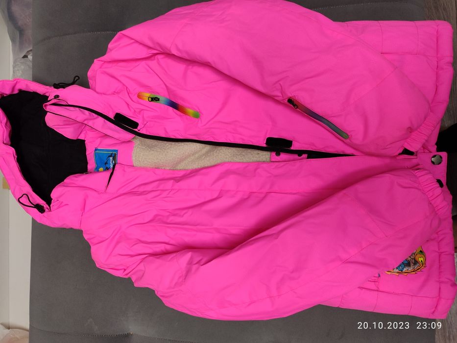 Лыжная куртка в ярком цвете