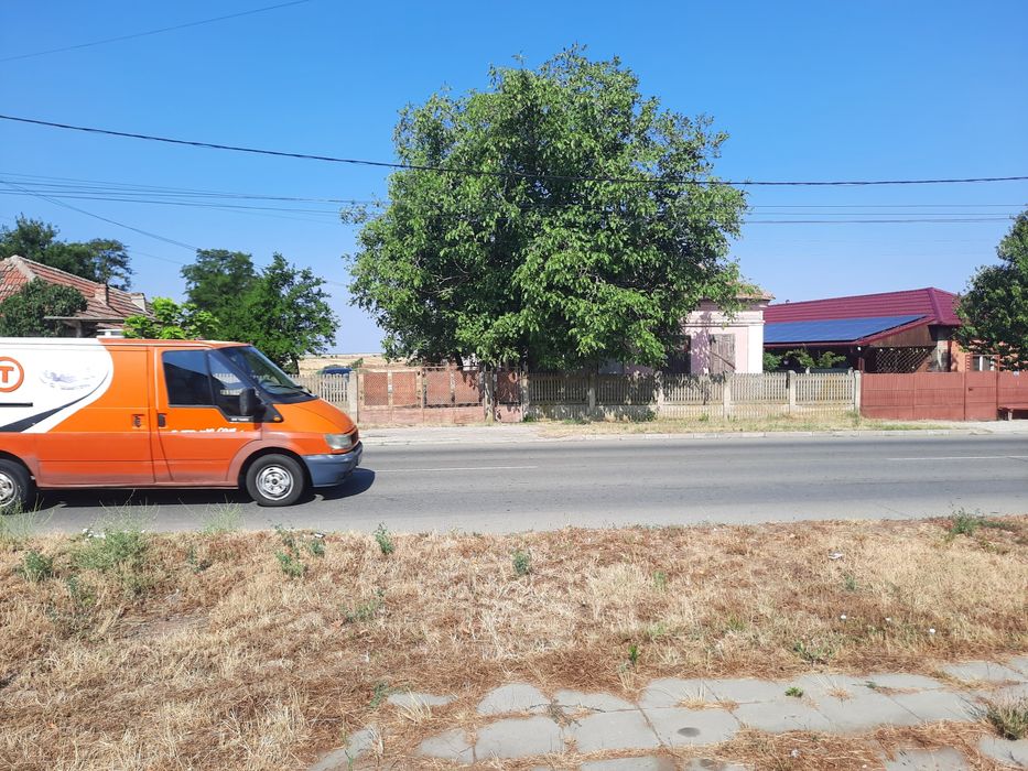 vînd casă 4 camere  la șoseaua principală