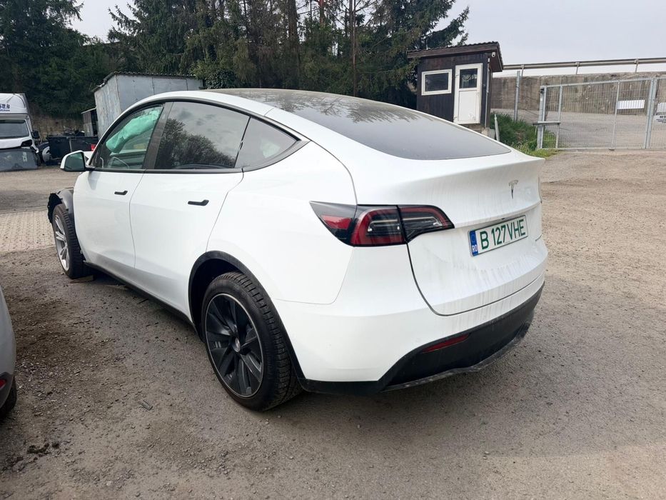 Tesla Model Y Long Range AWD – Decembrie 2022 – 17.400 km – Autopilot îmbunătățit – avariată