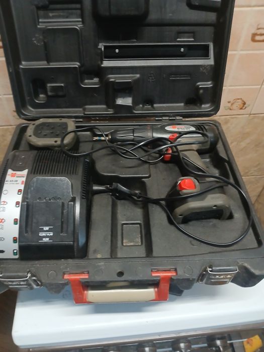 Geantă de scule din piele si autofiletante