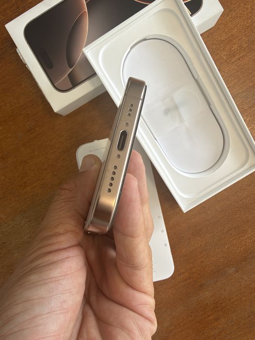 Продавам Iphone 16 pro Desert Titanium 128 GB