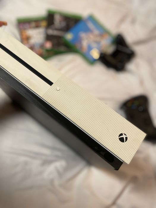 Xbox One S 1TB + 2 controllere + jocuri