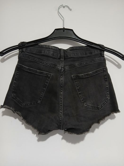 Blugi scurti fete marca H&M masura M/L purtat o singura data