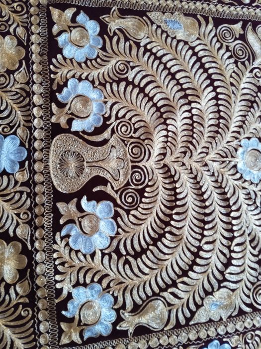 Popur liboslar yostiqlar sotiladi