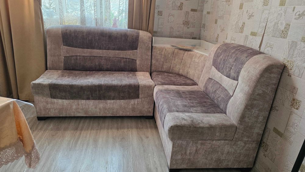 Продается Диван уголок и 2 пуфика