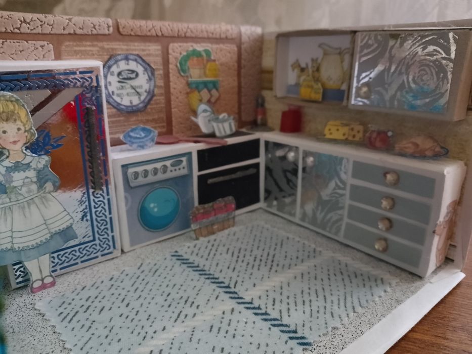 Домик с куклой и одеждой