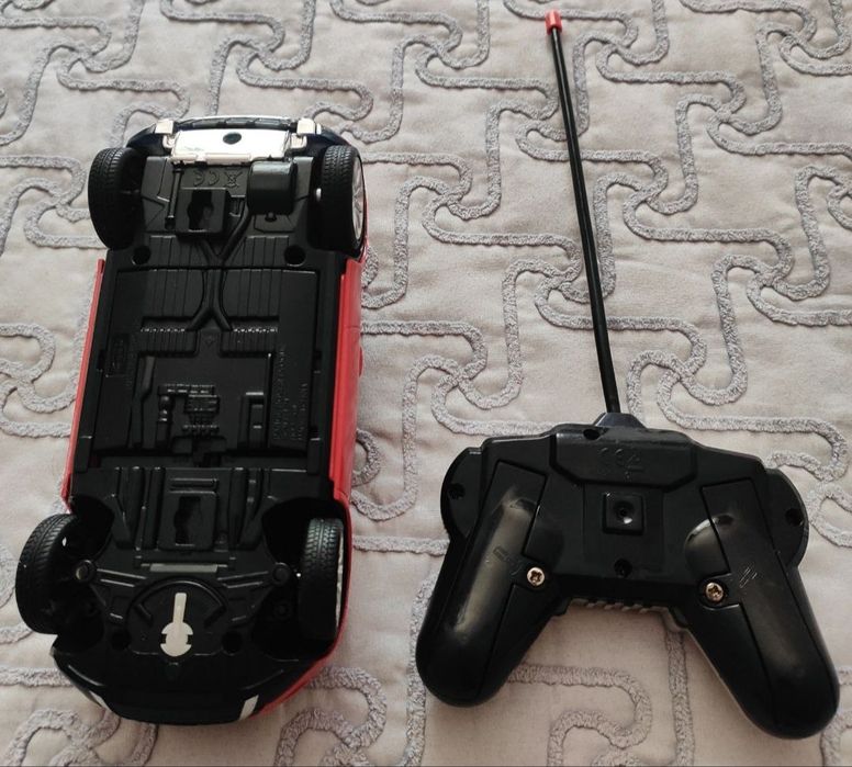 Продаётся машина на пульте. Работает от батареек. Состояние хорошее.