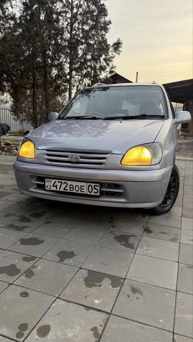 Toyota Raum  1998г