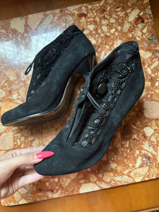 Женские ботинки на каблуке