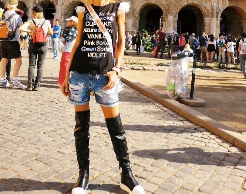 Блузка със ефектни ръкави и сребърни надписи