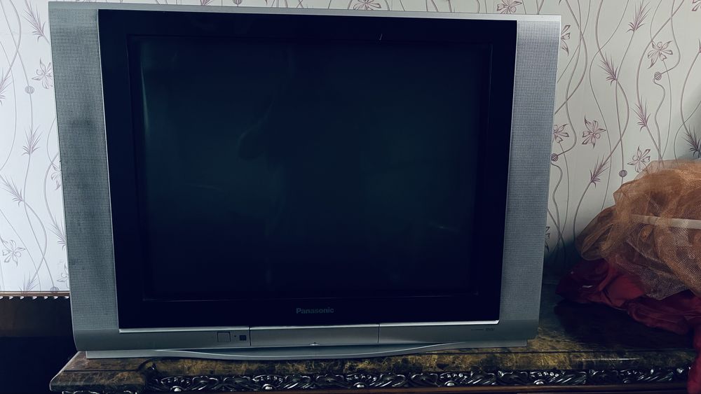 Продам телевизор с стеклянной тумбой