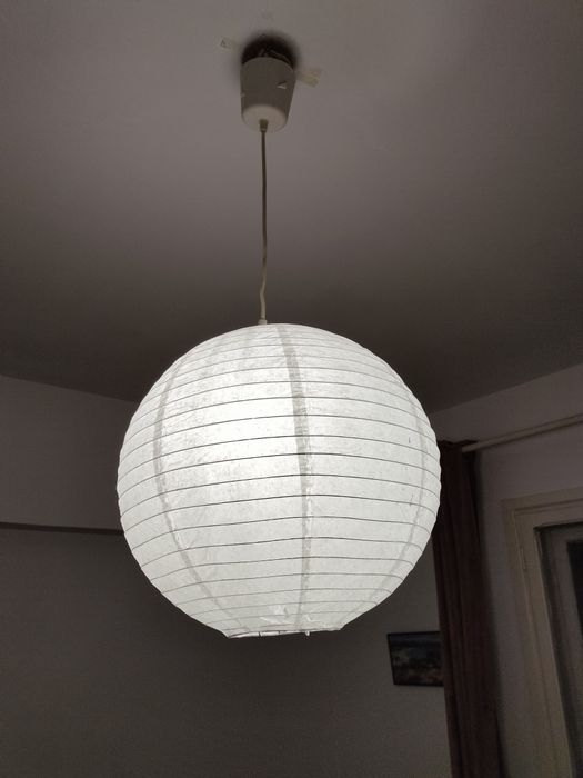 Lustra alba din hartie