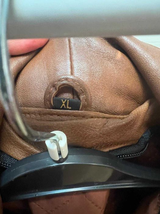 Geacă de piele maro pentru femei, cu glugă și detalii din blană