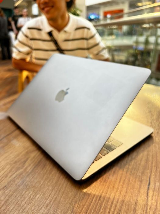 Macbook pro     .