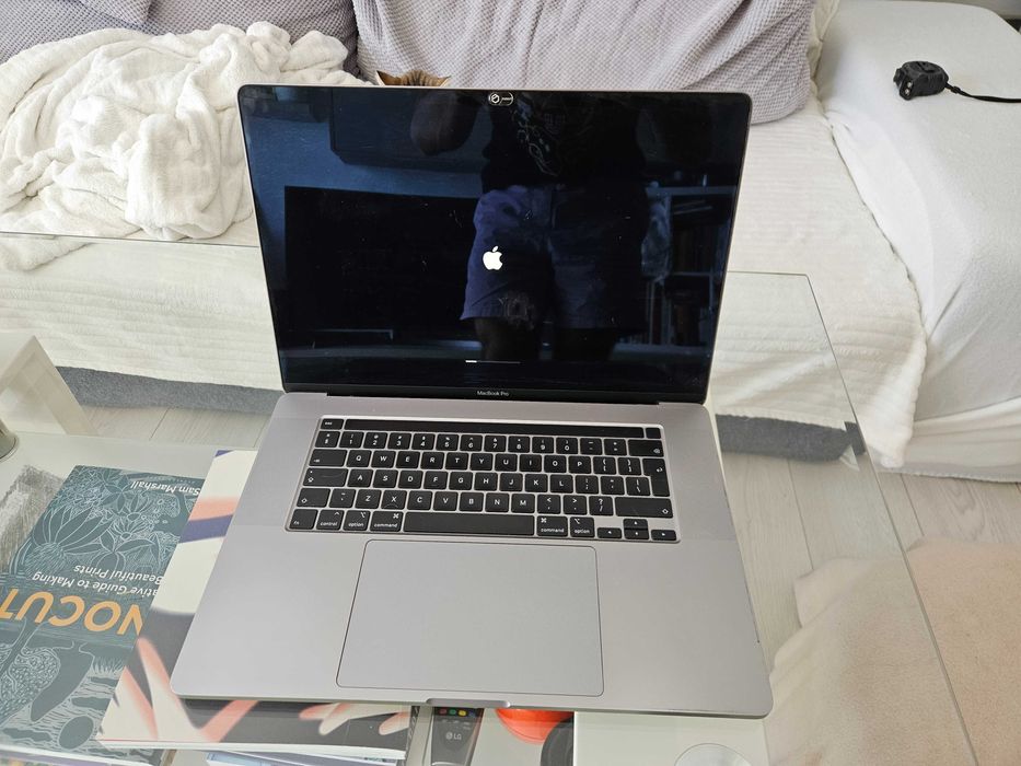 MacBook Pro 16 inch 2019 - Intel i7 / 32GB RAM / 512GB SSD / Placa Video Dedicata
