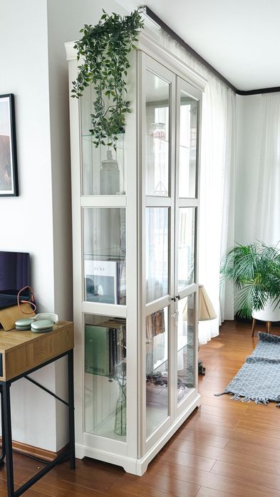 Vitrină ikea lemn masiv si sticla