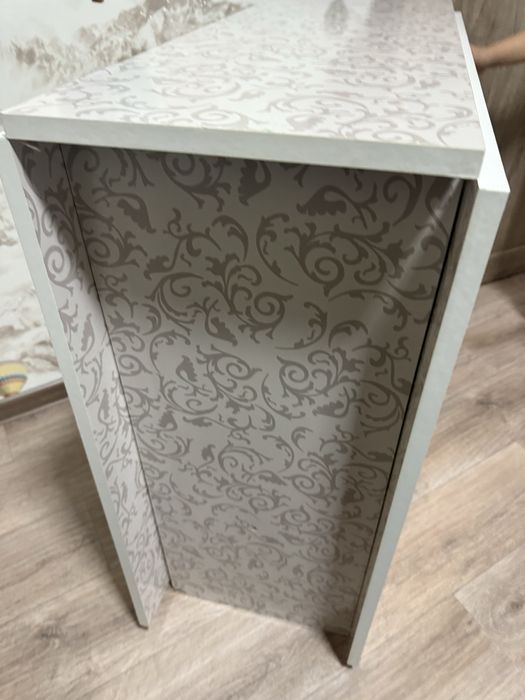 Продам стол книжку