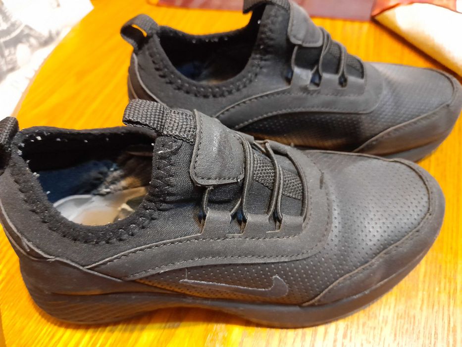 Vand adidasi marca Nike