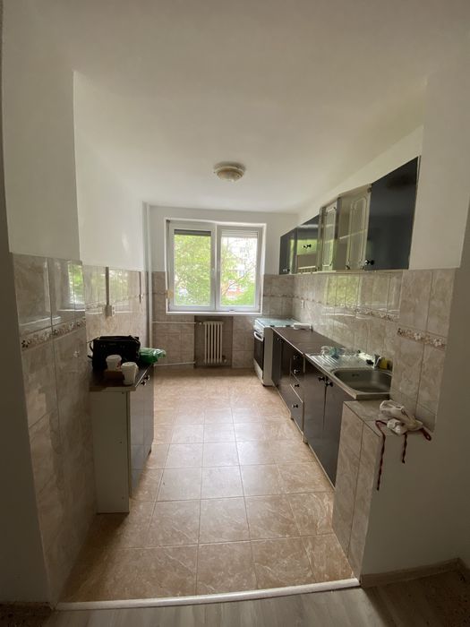 Inchiriez apartament cu 3 camere