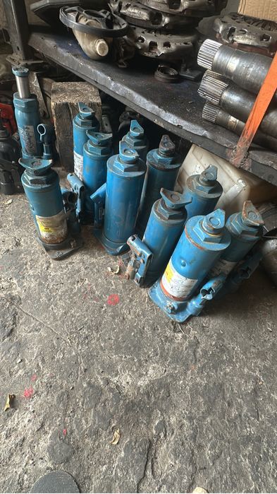 Vând cric  Mercedes sprinter