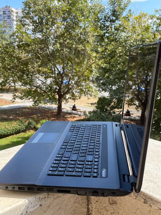 Лаптоп ASUS 17 инча