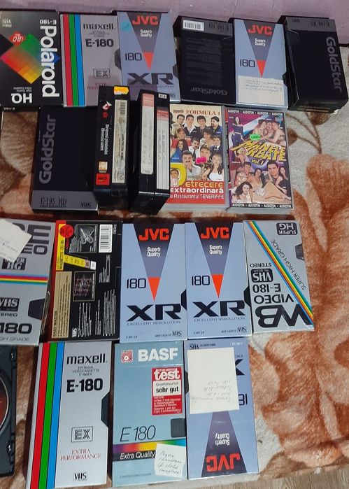 Vând casete video filme vechi traduse vocal în stare bună