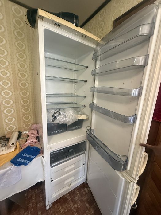 Продава се хладилник с фризер
