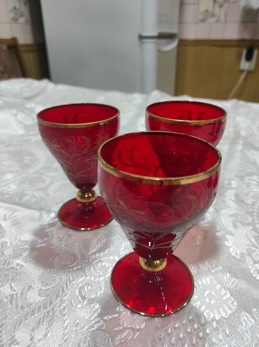 Продаются цветные Багамские рюмки,красные