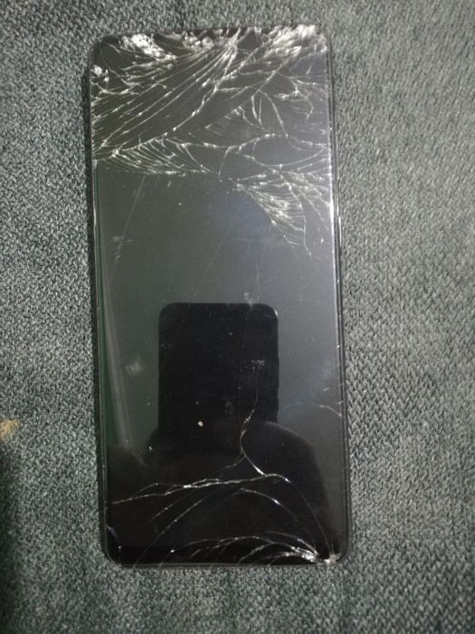 Samsung Galaxy A31 cu displayul spart. Placa este buna