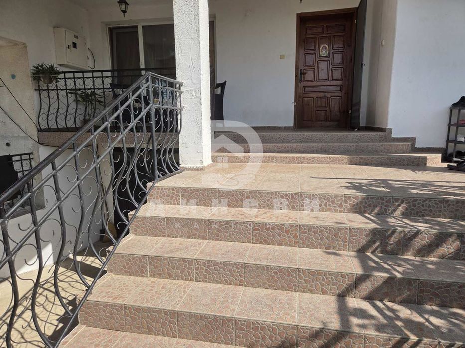 Двуетажна къща в село Могила