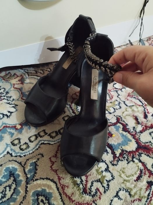 Tufli 35 razmer. Holati a'lo qirilgan yirtilgan joyi yo'q. Yangi